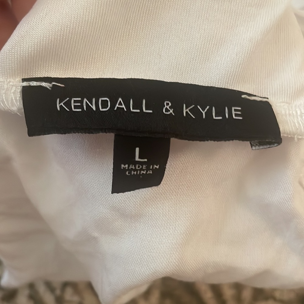 Kendall & Kylie White Top - Picture 5 of 5